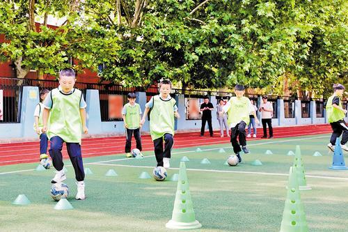 5月21日，在开平小学操场上，足球社团的学生们正在进行训练。 本报记者师源摄