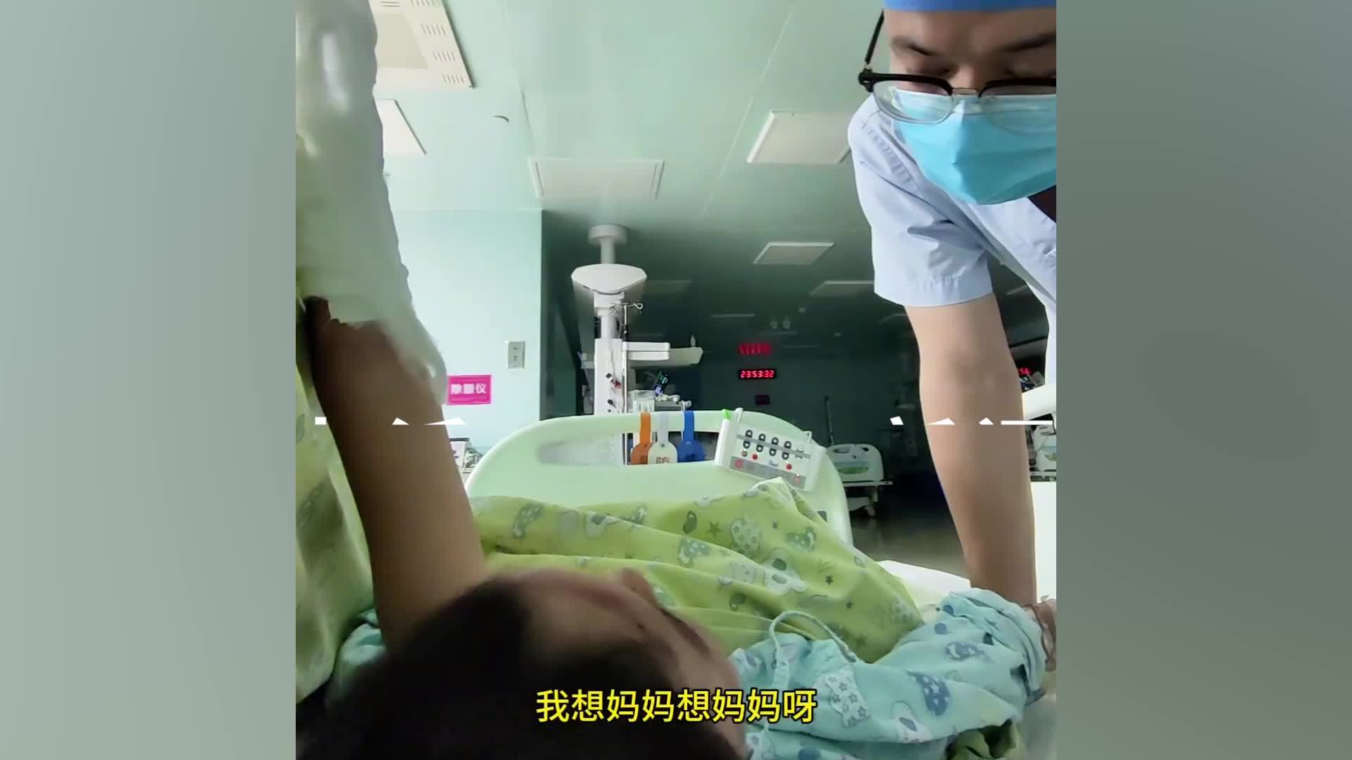 3岁女孩遇车祸进ICU，因担心妈妈哭泣被男护士温柔安慰，当事护士：她已转入普通病房