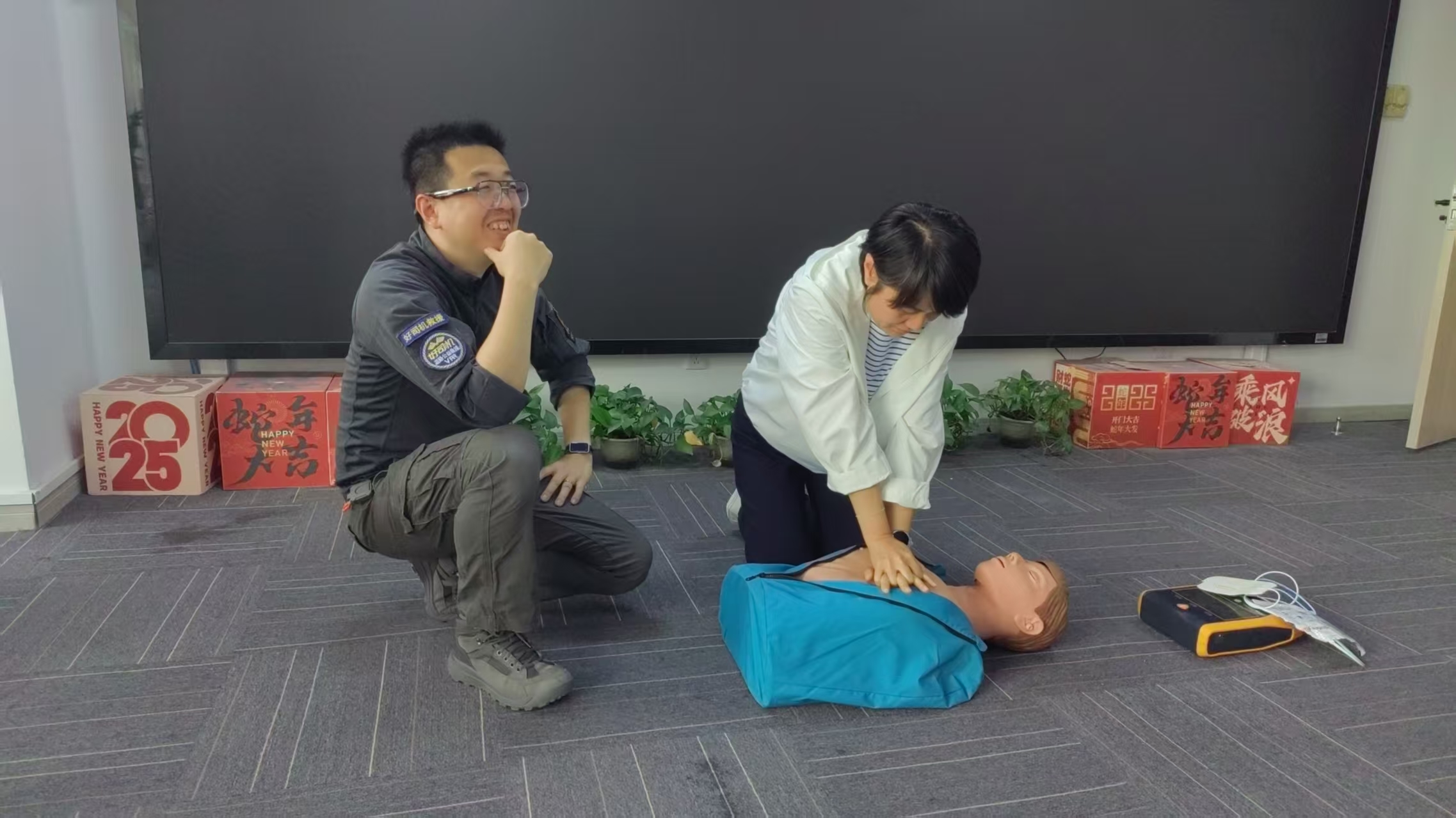 青岛蓝丝带家长互助会开展红十字急救培训 为生命安全筑牢防护网