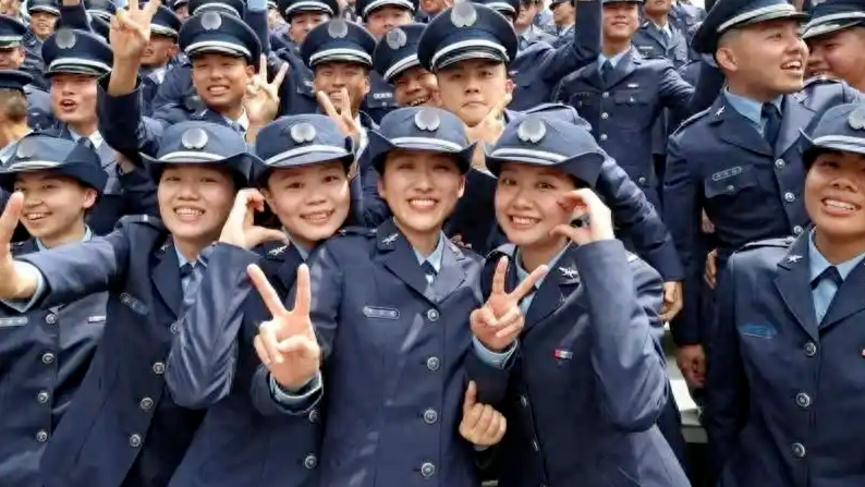 台军校被曝超额招收女生，赖士葆：已经要全员皆兵了，抓女生来补