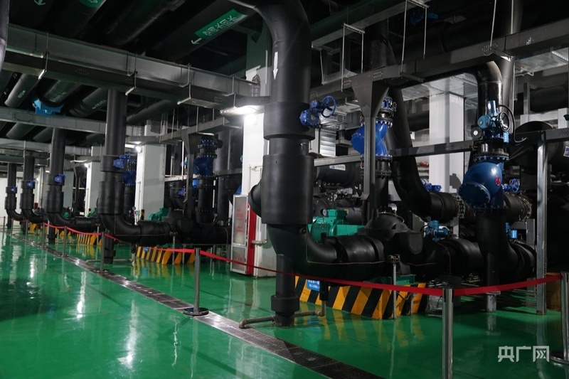 龙湖金融岛1号能源站里，机器轰鸣（央广网记者 夏莎 摄）