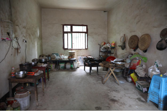 祝女士家里内几乎没有几件家具