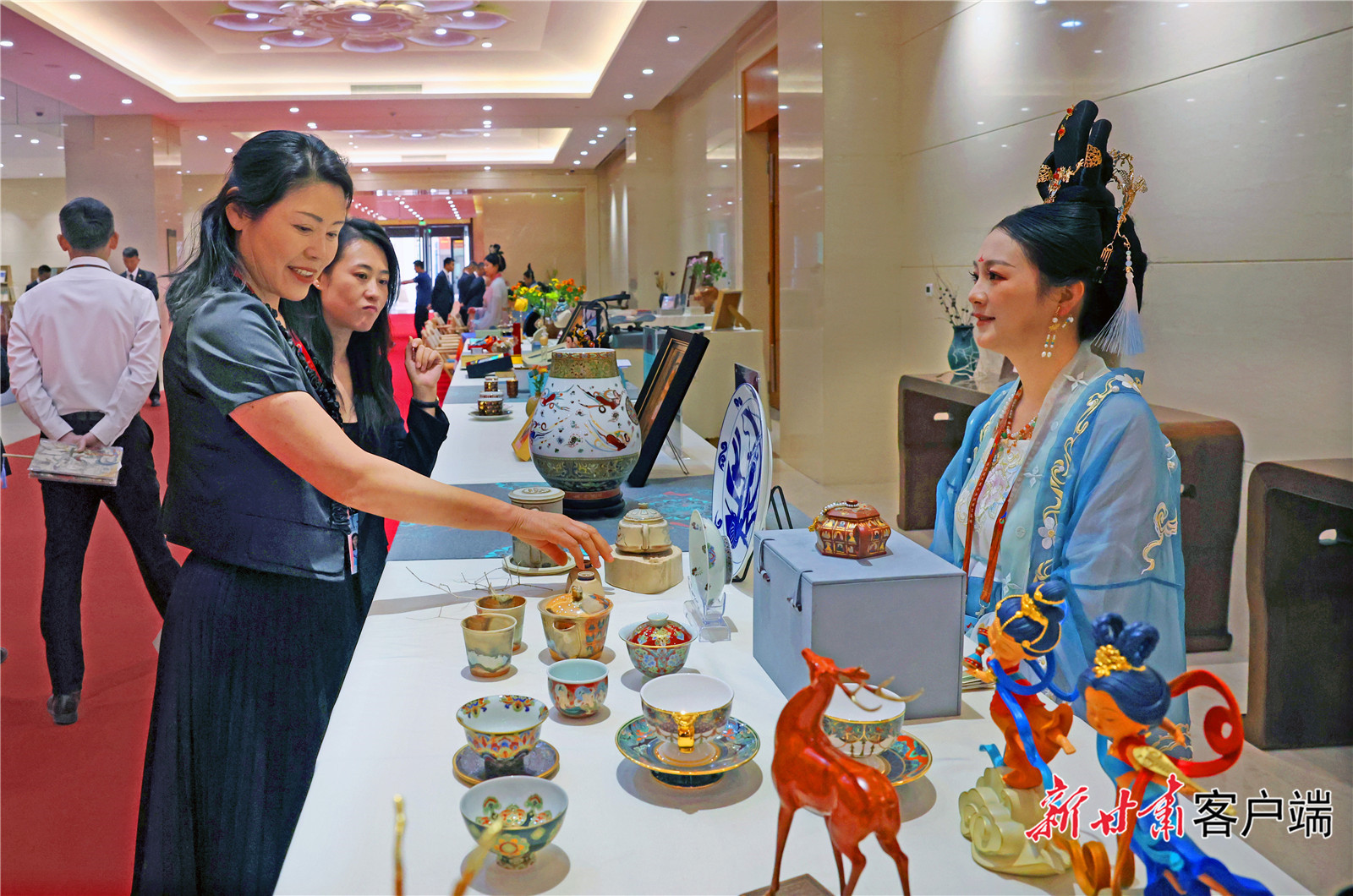 嘉宾参观敦煌文创产品（新甘肃&middot;甘肃日报记者　田蹊）