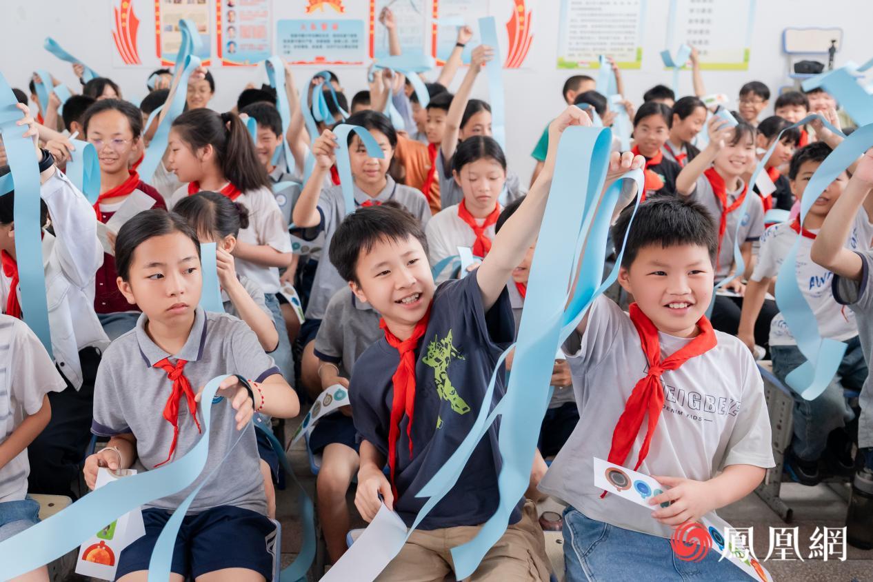 志愿者为同学们发放“太阳系模型”实验材料