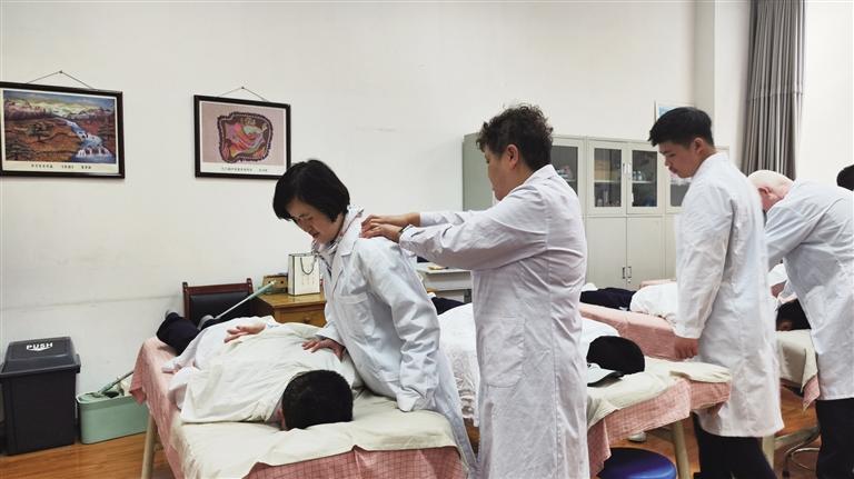 实操课上让学生体验按摩手法