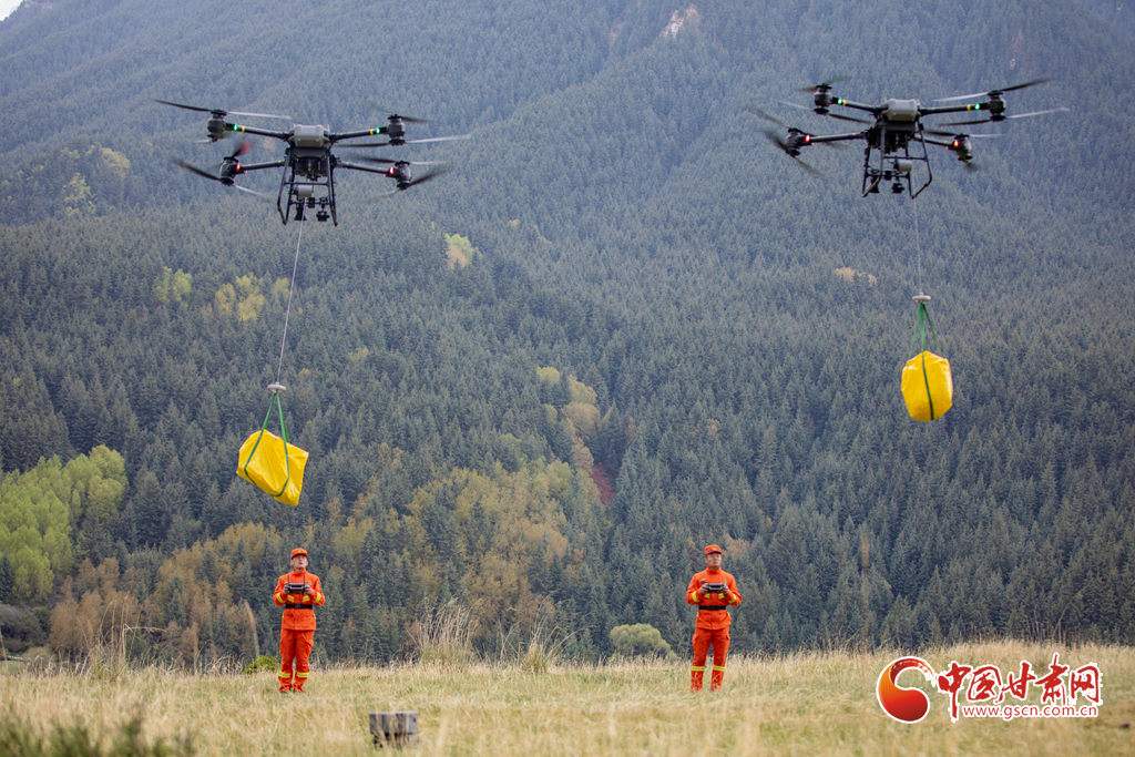 培训队员投送救援装备