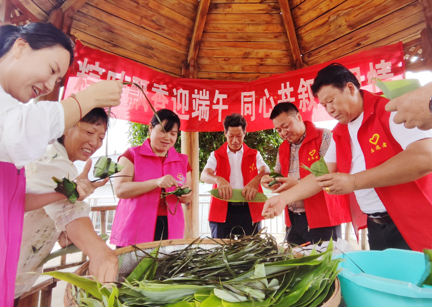 江西东乡：齐包端午粽 共享邻里情（图）