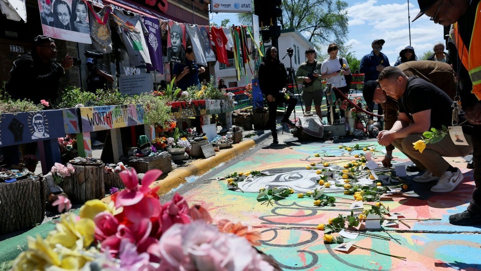 非裔男子弗洛伊德遭白人警察跪压致死5周年，美多地举行纪念活动