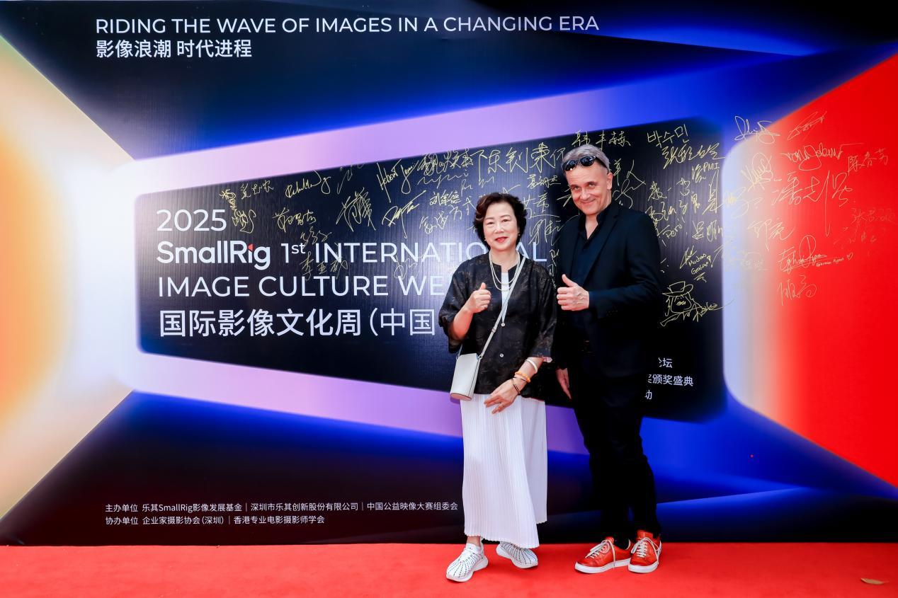 SmallRig斯莫格公益影像奖颁奖盛典：左：杨紫烨；右：Uli Gaulke