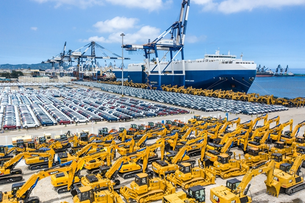 （烟台港已建成集公、铁、水多种运输模式为一体的商品车物流基地，滚装航线通达全球30余个国家及地区，图源山东港口烟台港官网）