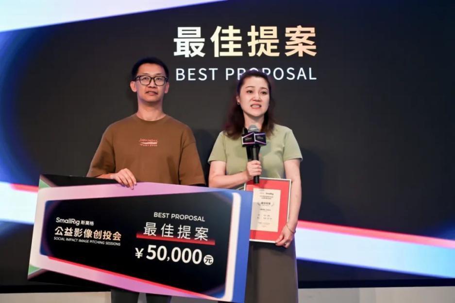 最佳提案荣誉获奖人《喂喂喂,足球队》主创魏巍、苏逸琰(从左到右)