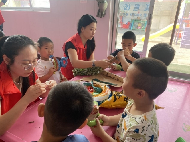 南大港一分区工作人员与孩子们共同制作香包。刘小钰 摄