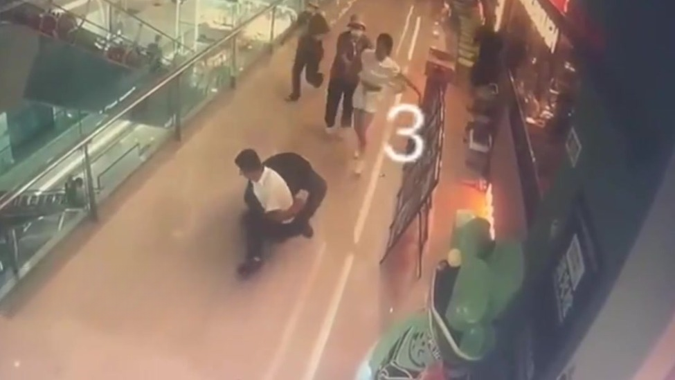 店长回应一招制服猥亵女店员男子：没练过搏斗等技能，职责所在必须出手