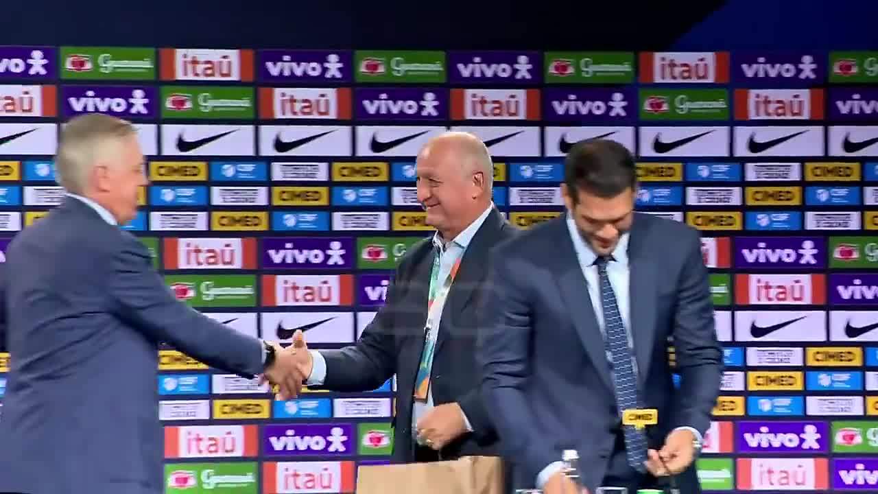 传承，巴西队世界杯第5冠主帅斯科拉里现身安帅亮相发布会