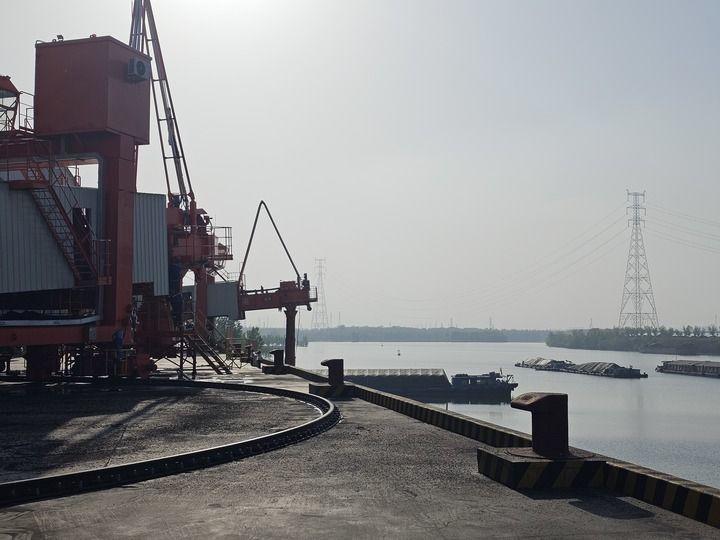 4月24日，货船在山东能源集团兖矿泰安港码头装载货物。新华社记者 滕军伟 摄