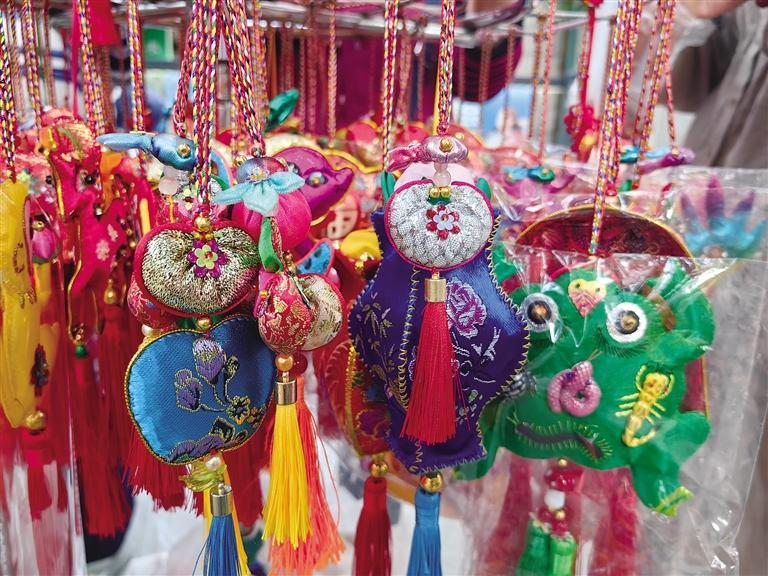 街头销售的各色香包