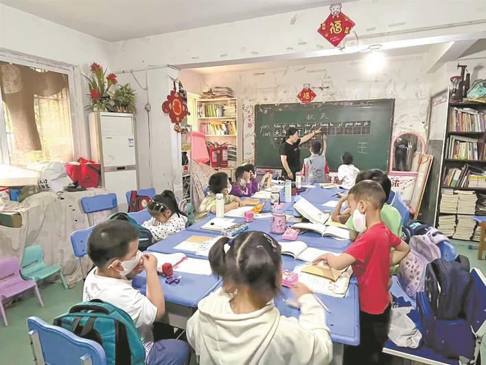 向绪前和孩子们在一起 摄影:楚天都市报极目新闻记者常怡