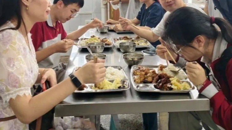 高中家长因拒绝陪餐和监考被“怼”？人民日报：家校共育，责任边界要厘清