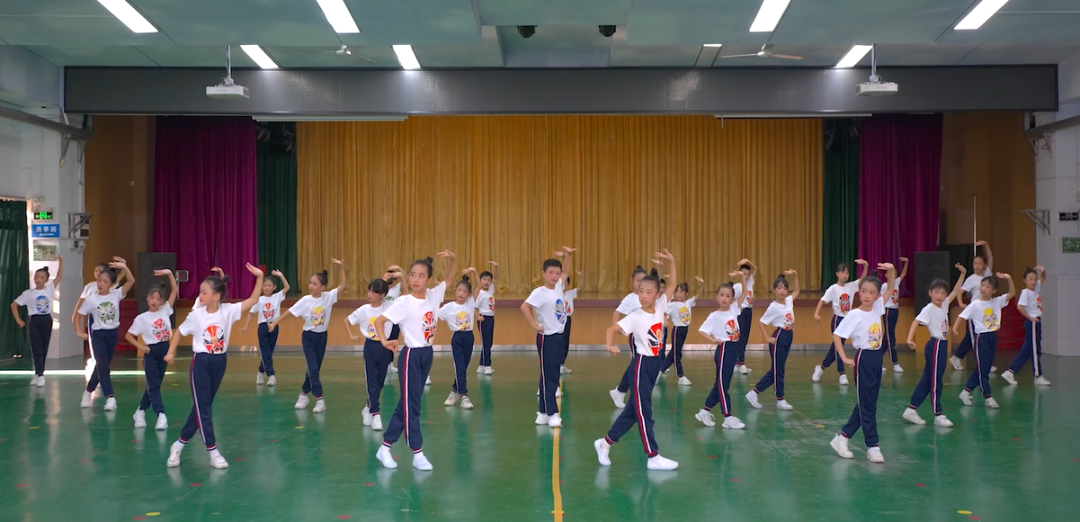 △ 桂园小学学生日常排练粤剧身段。