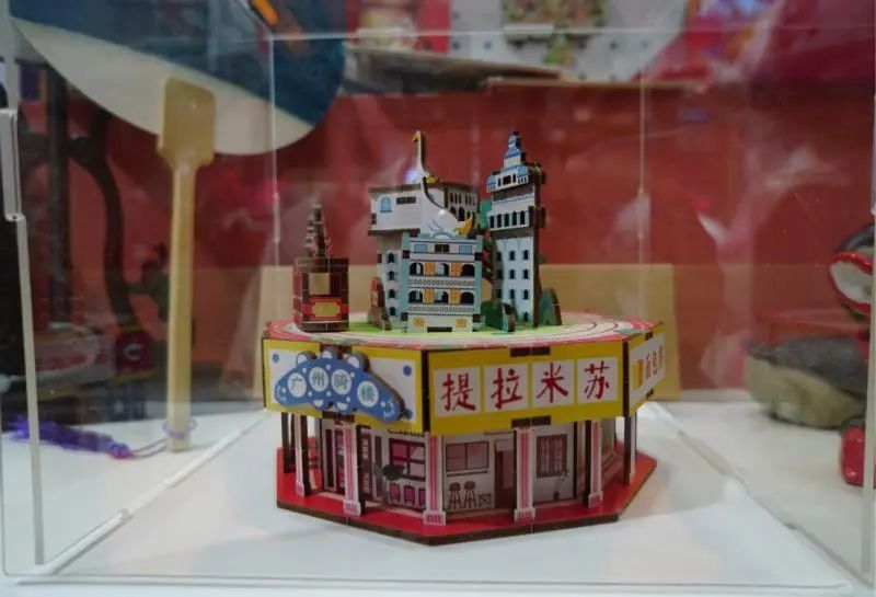 将侨乡建筑、自然风光、民俗符号融入日常器物