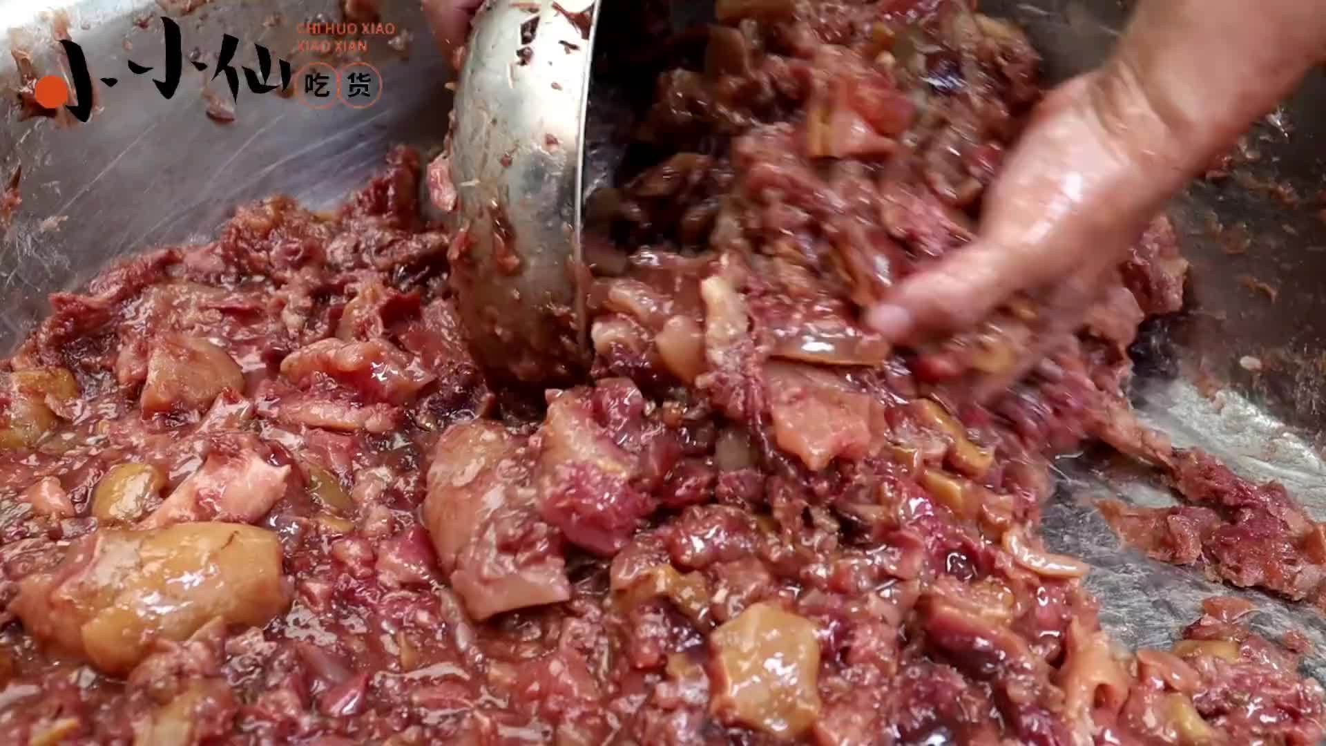 河南大哥卖垛子肉，300斤牛脸加500斤后腿，压成垛子卖2万元