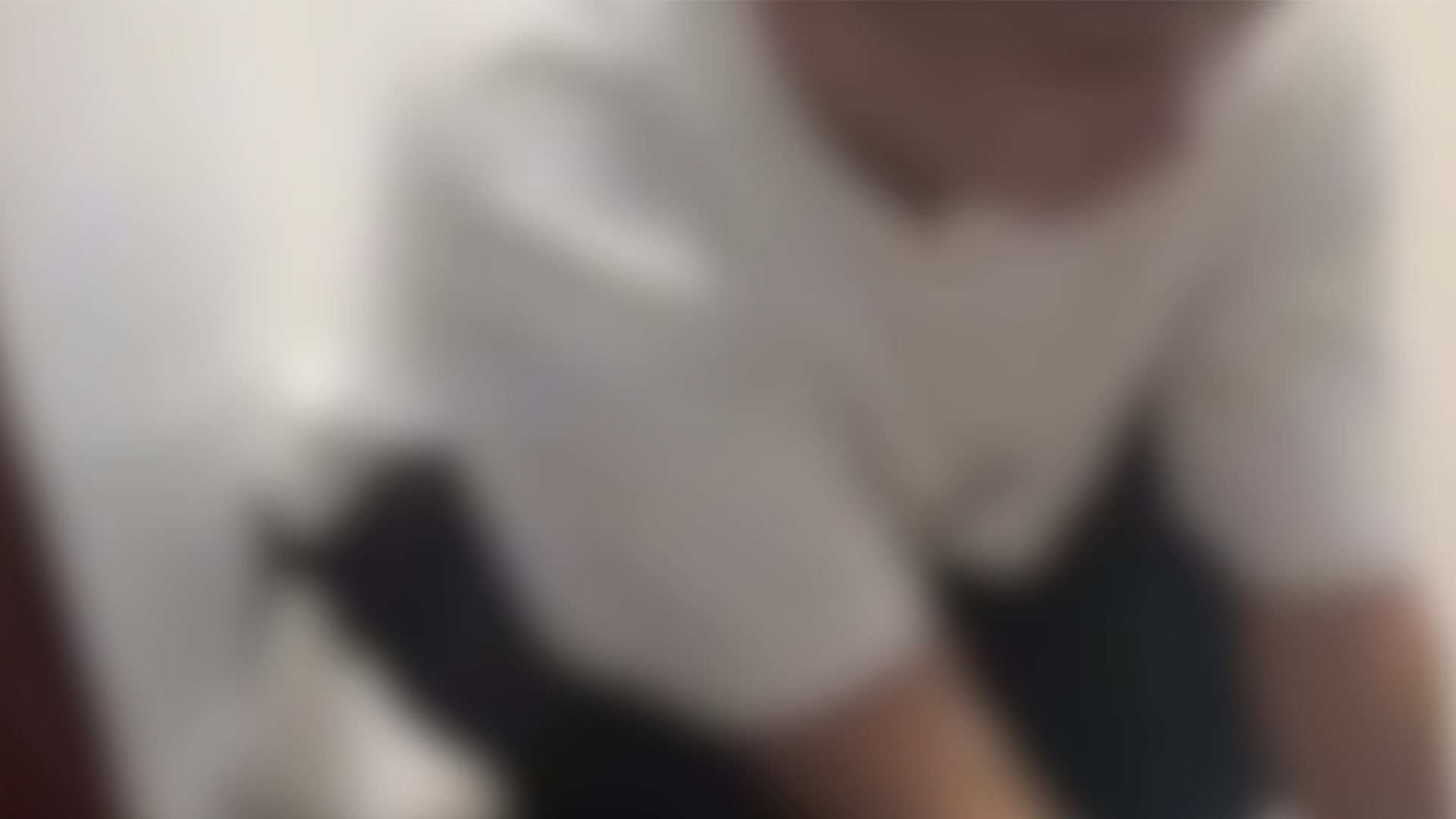 贵州一高校男子进女生宿舍偷拍，被众女生当场擒住，校方将其扭送派出所，目前已拘留