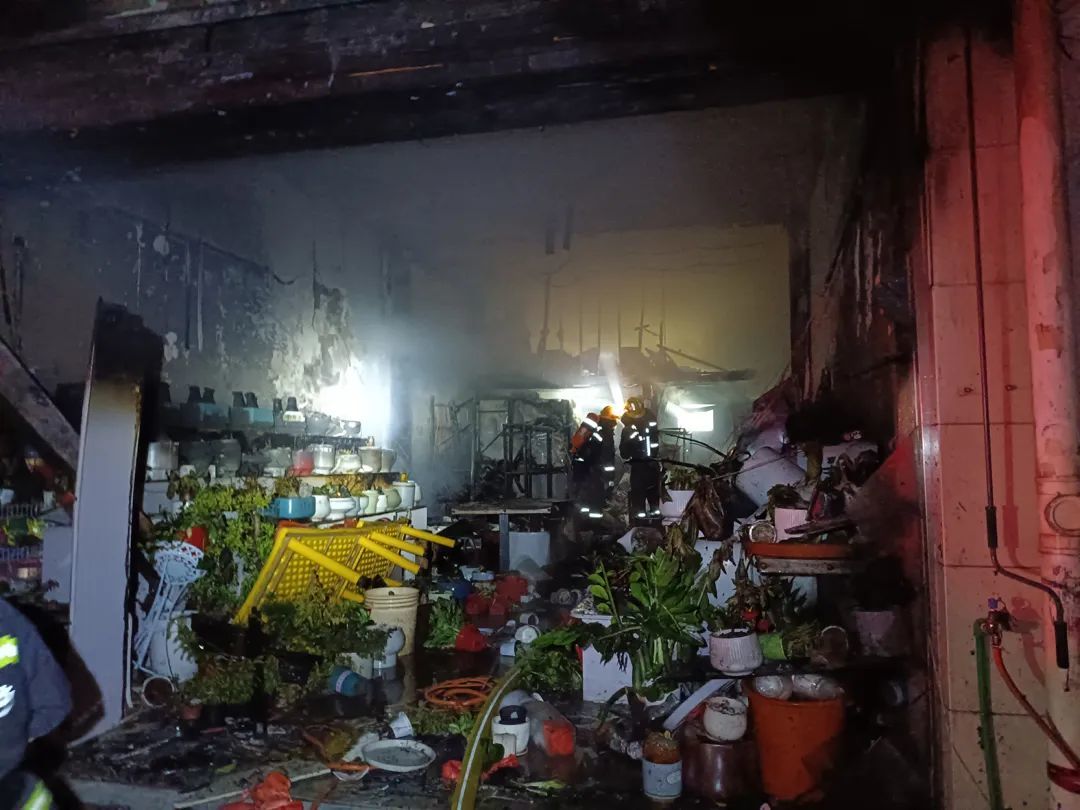 萍乡一沿街商铺深夜起火 现场火势凶猛（图）