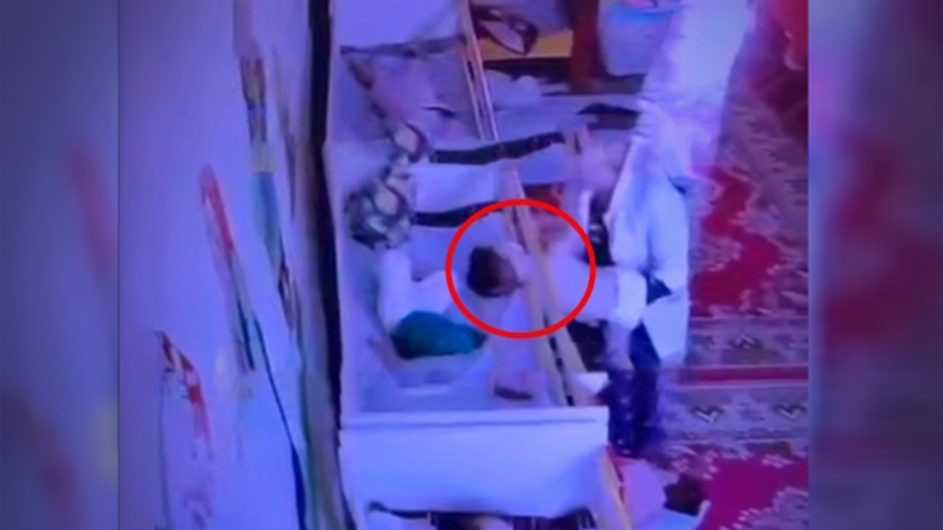 塔吉克斯坦幼儿园发生悲剧：2岁男童午睡头卡护栏身亡