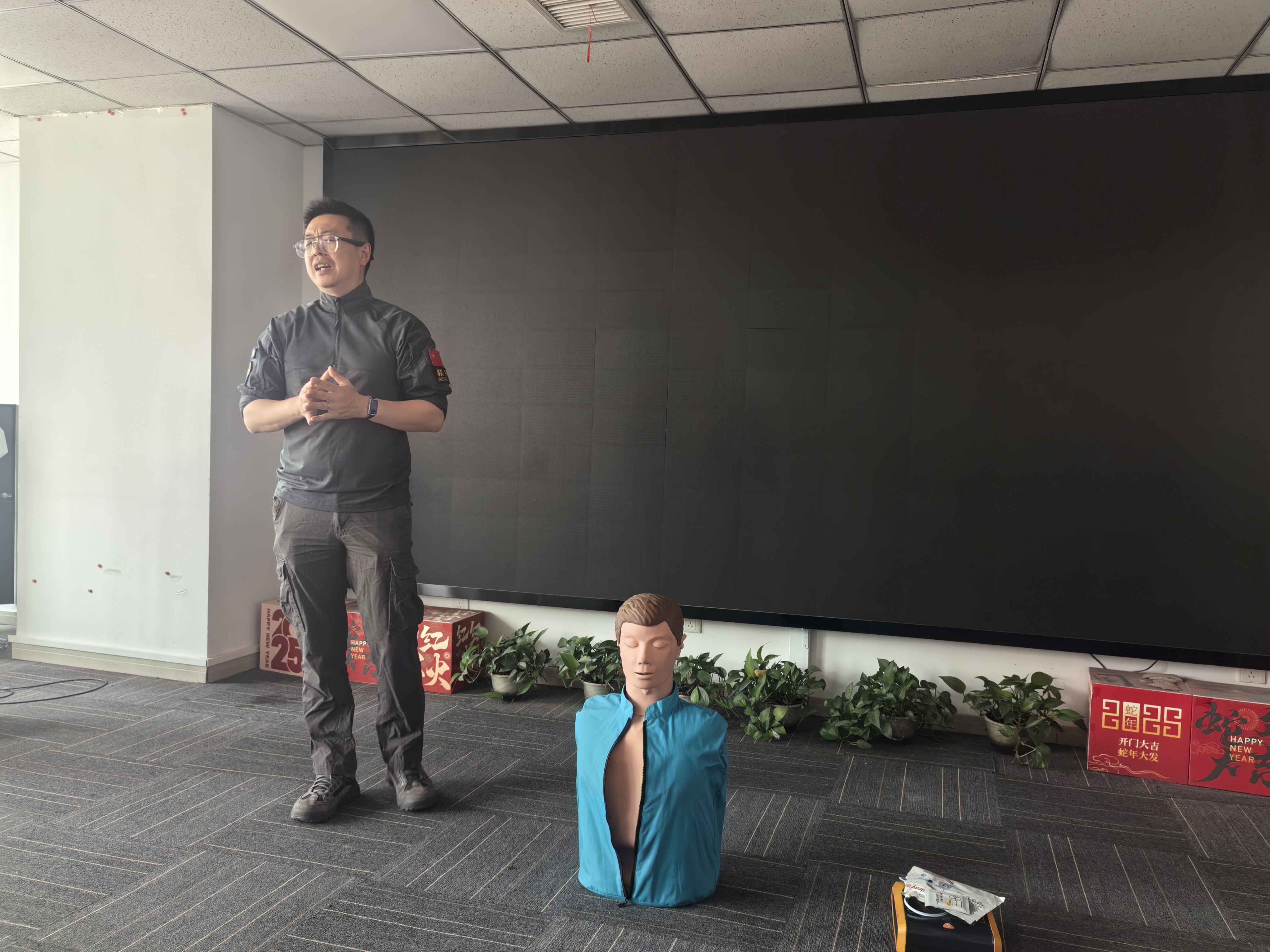 青岛蓝丝带家长互助会开展红十字急救培训 为生命安全筑牢防护网