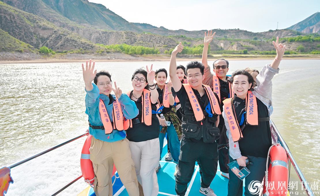 乘风破浪的陇小凤，徜徉在永靖山水间。杨艺锴　摄