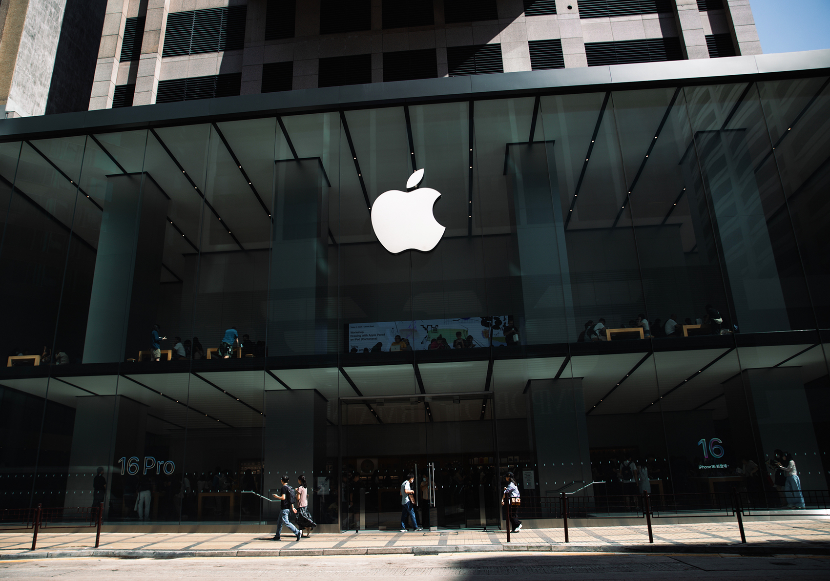 苹果突遭抛售,年初以来股价跌超20%,发生了什么?