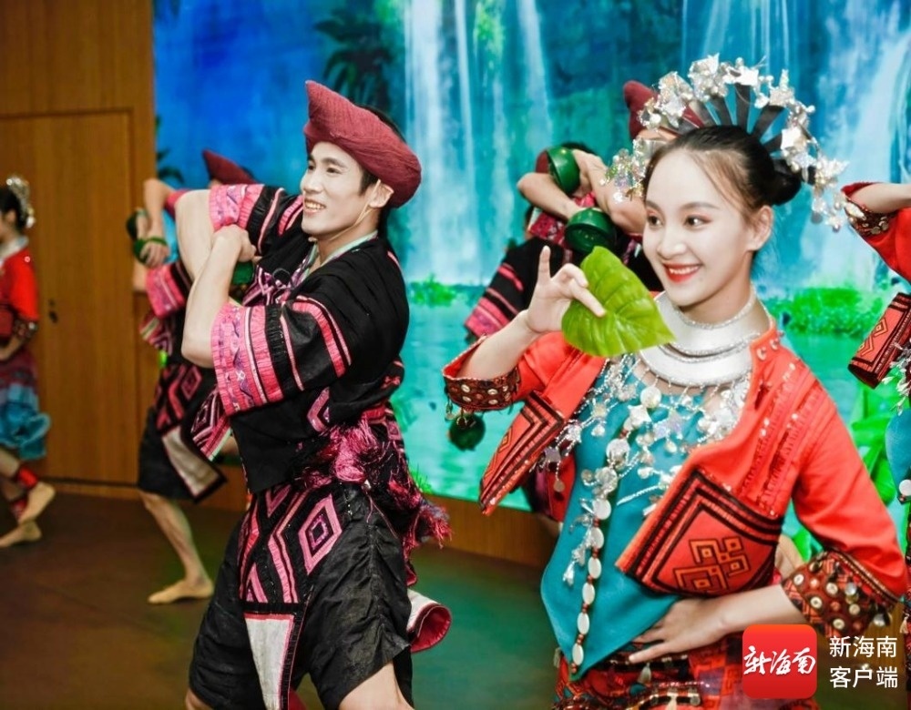 民族歌舞《爱在三月三》在展览现场展示。海南省旅文厅供图