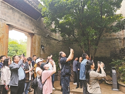 一群游客在前后万村游览