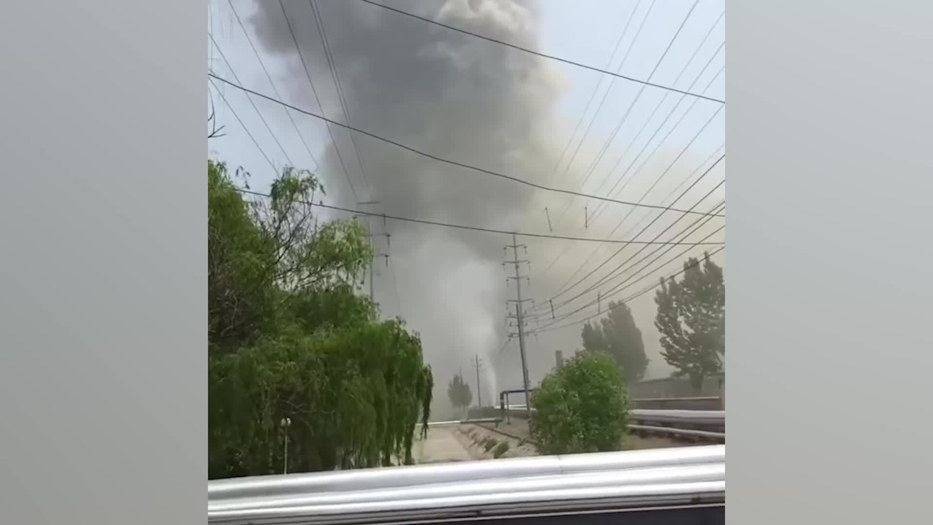 山东一化工厂车间爆炸，教体局称附近学校学生已疏散，生态环境局：已前往现场检测