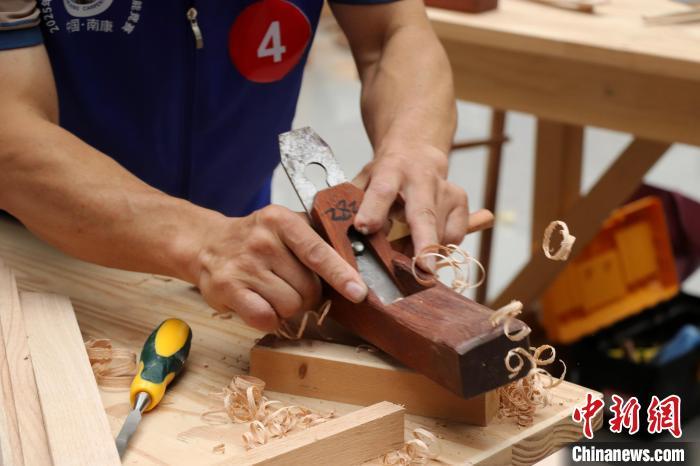 图为正在进行比赛的木工制作能手。中新社记者 熊锦阳 摄