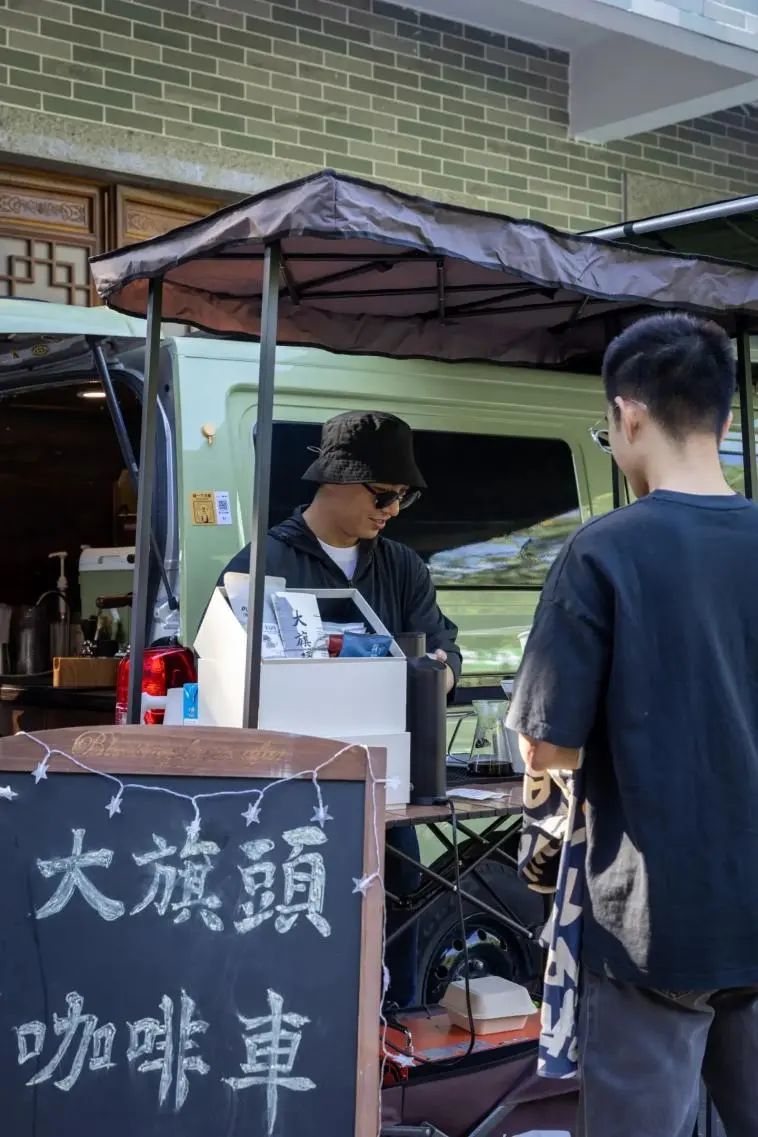 乐平镇第六届广府文化嘉年华中，知名咖啡博主何卡飞与他的“大旗头咖啡车”吸引众多顾客
