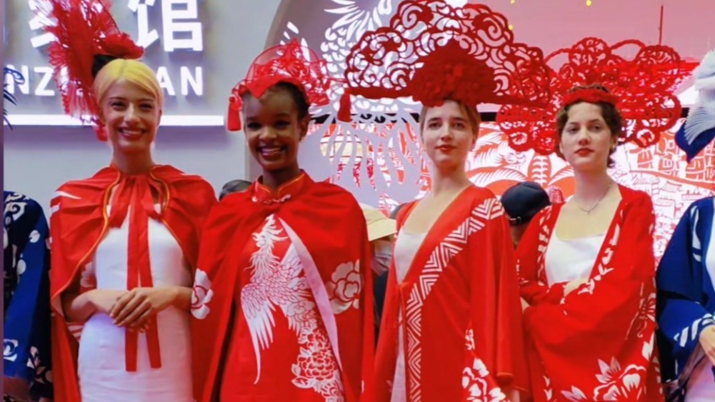 庆阳非遗火出圈　外国模特身穿剪云裳惊艳亮相引围观