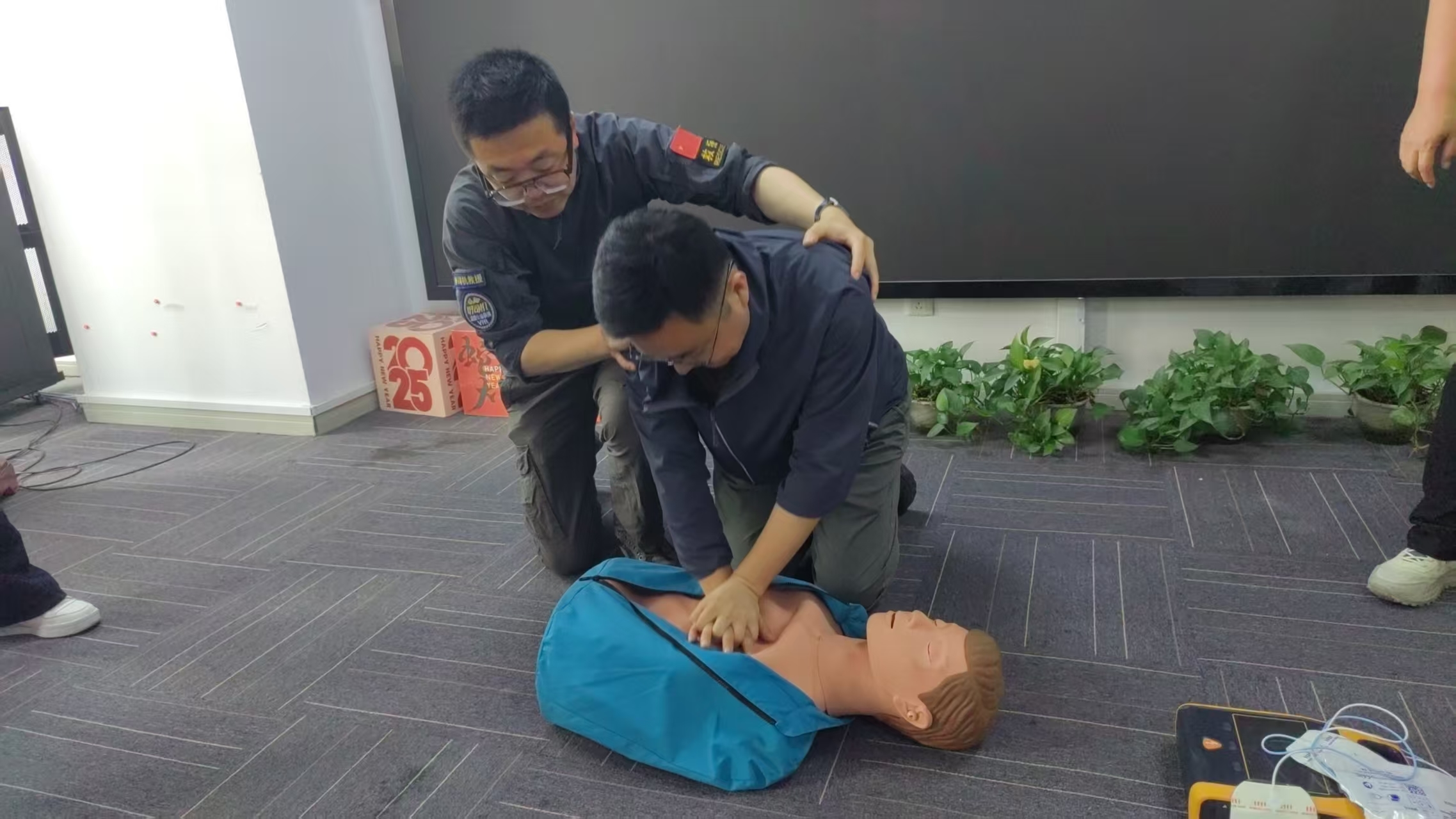 青岛蓝丝带家长互助会开展红十字急救培训 为生命安全筑牢防护网