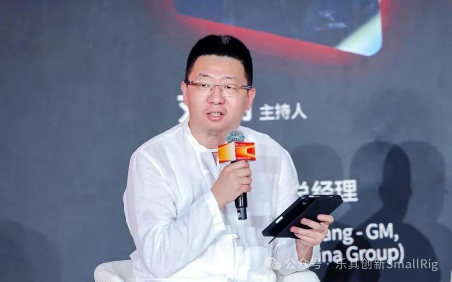 图：刘翔主持“影像场景发展与影像生态的构建”圆桌论坛