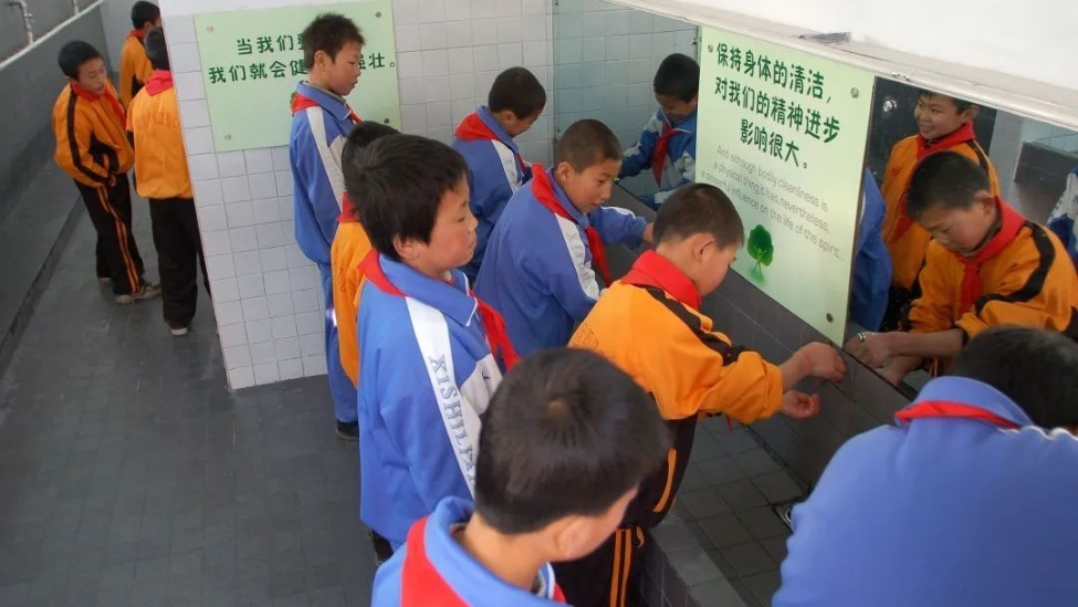 中学生连排便都成奢望，是全社会的耻辱