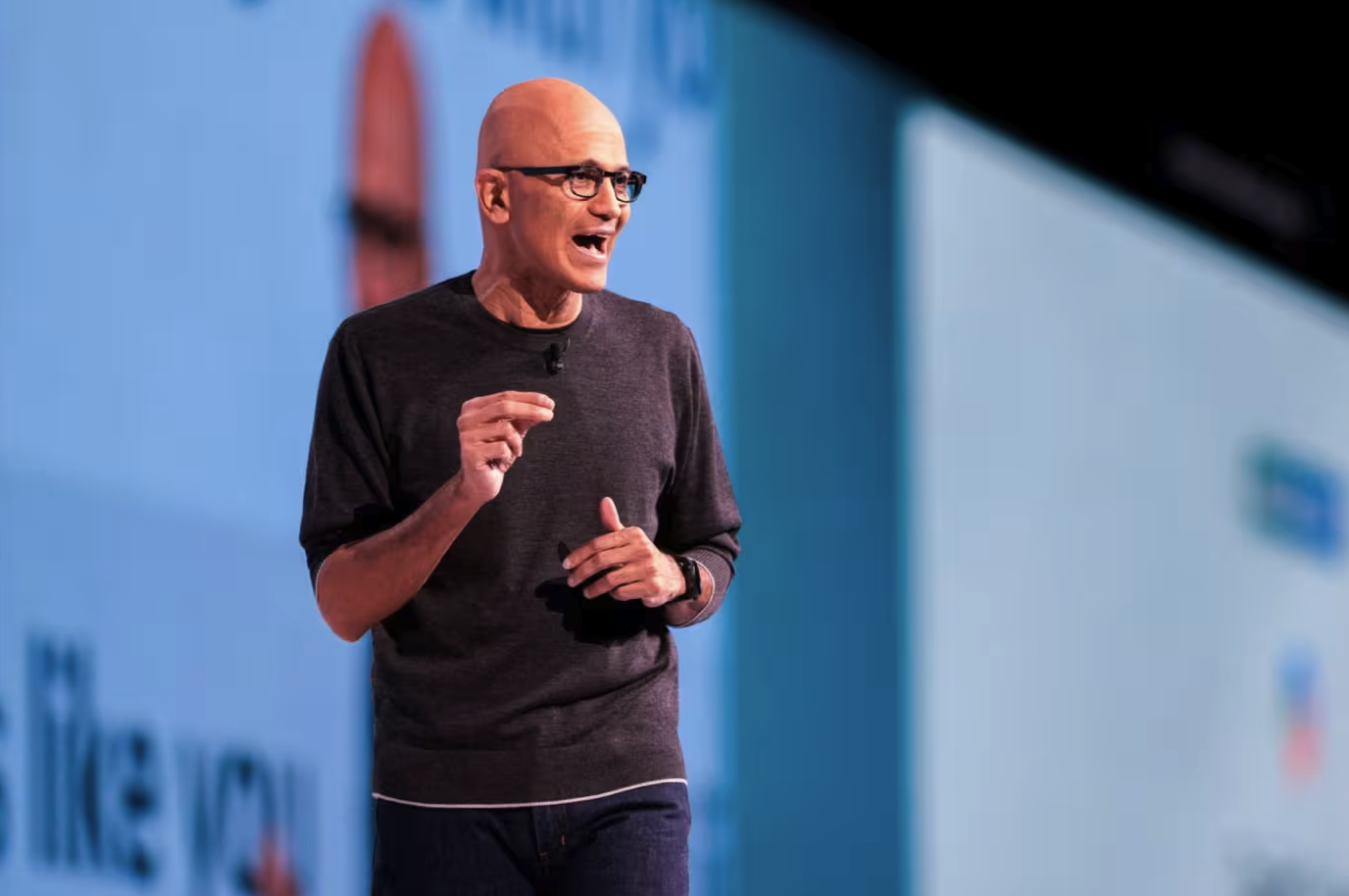 马斯克、黄仁勋、奥特曼都来捧场,微软为何成了AI“香饽饽”?