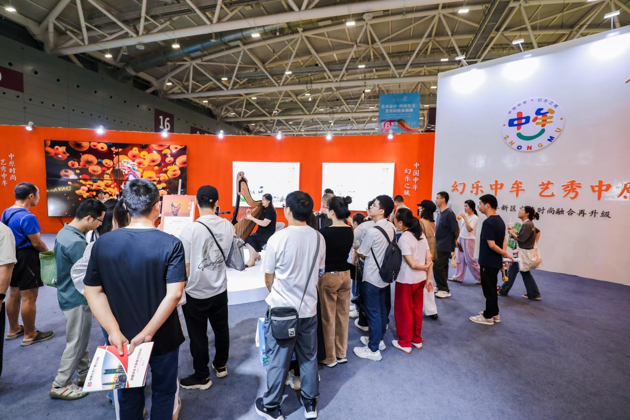 箜篌表演吸引大量人群驻足、欣赏