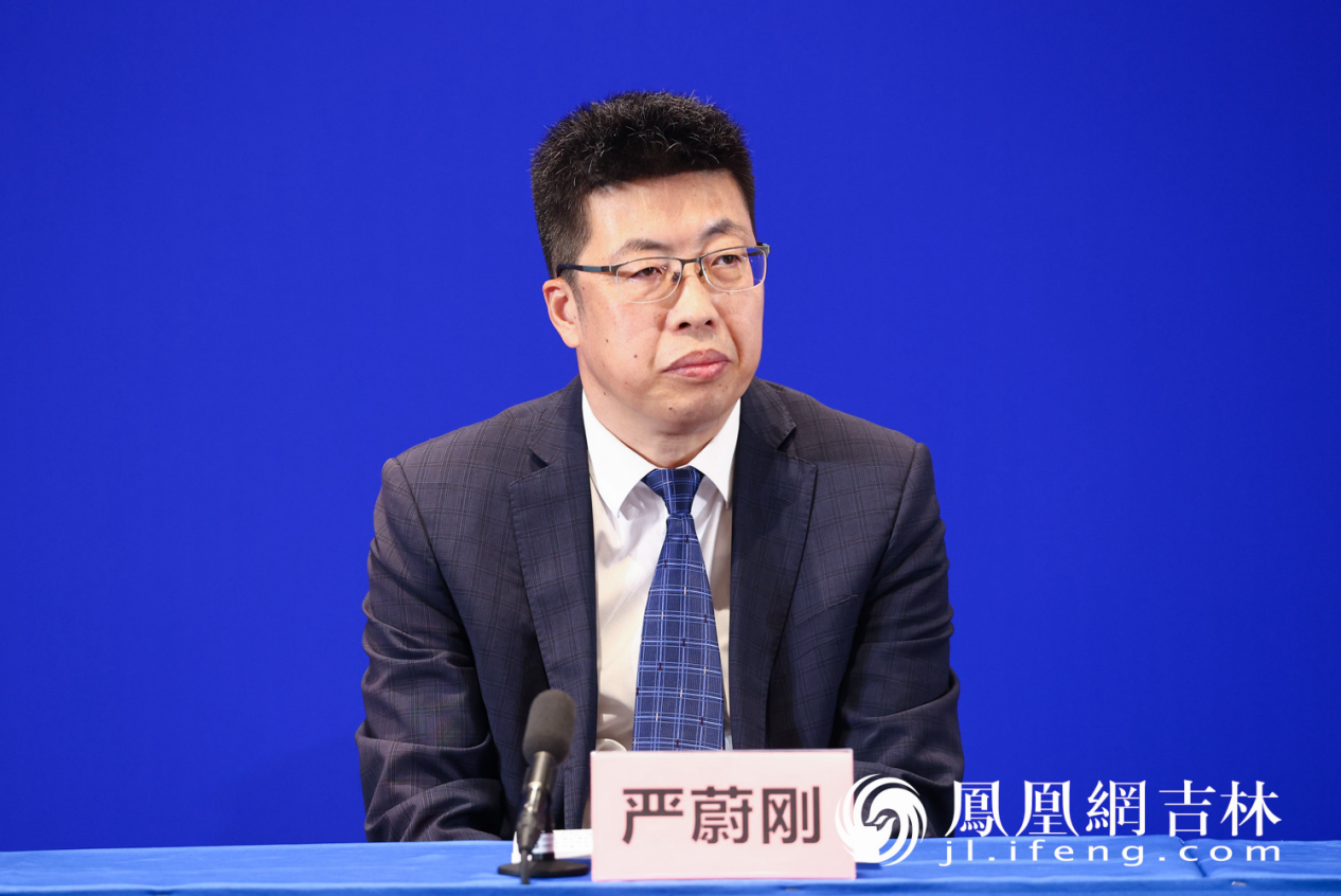 东北师范大学党委常委、副校长严蔚刚介绍情况。