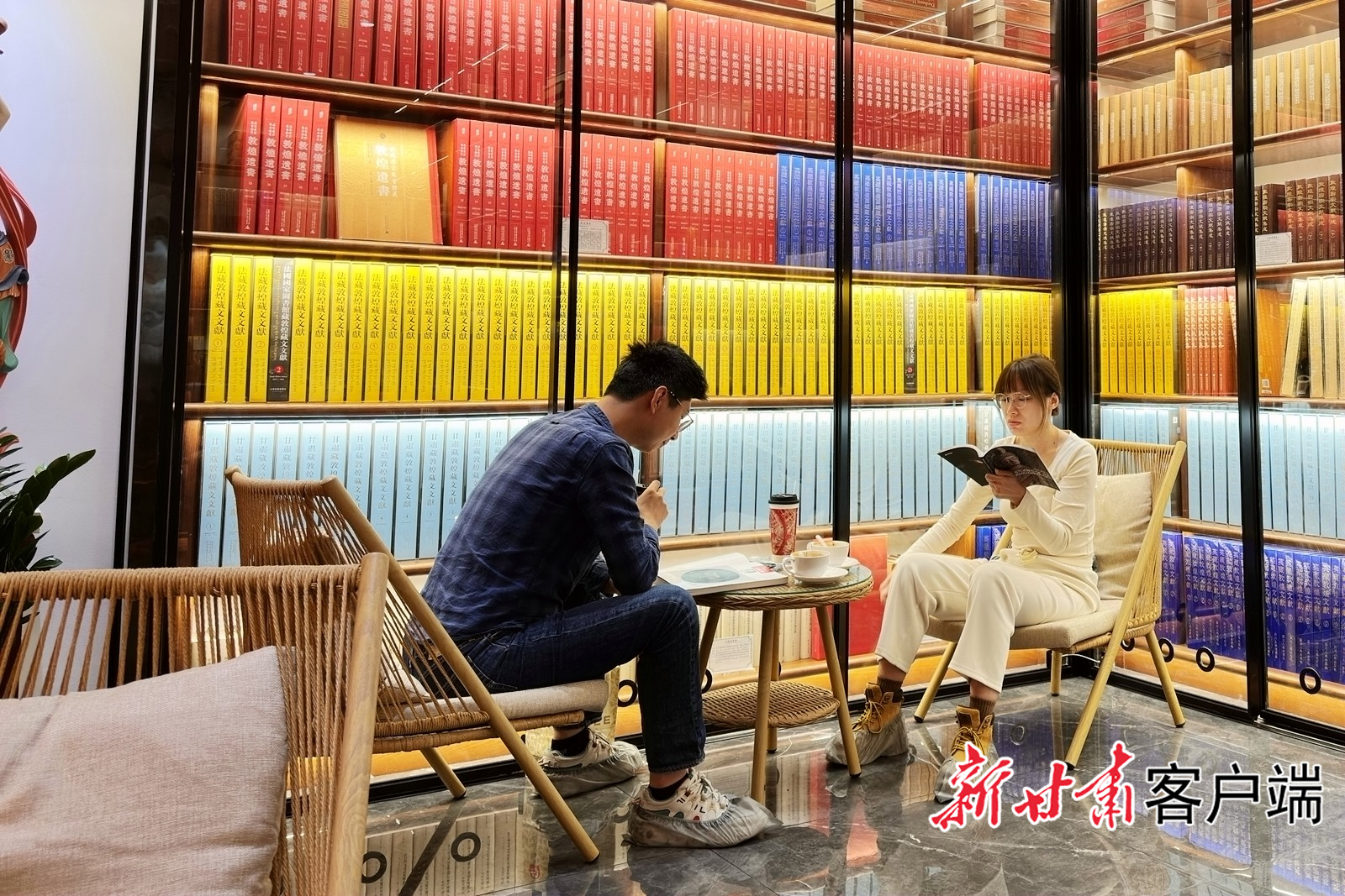 游客在敦煌书局静享阅读时光　新甘肃&middot;甘肃日报记者　董文龙摄