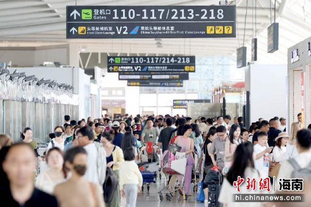 图为三亚机场航站楼人潮如织。（三亚机场 供图）