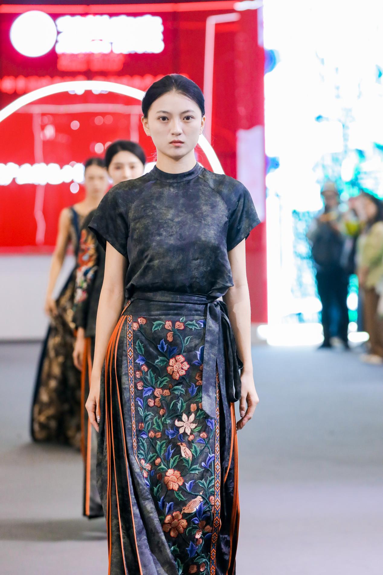 模特身着东方美学服饰现场走秀