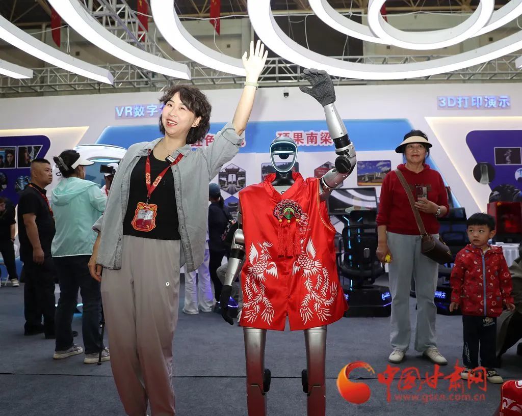 穿着剪纸元素服饰的机器人与观众互动