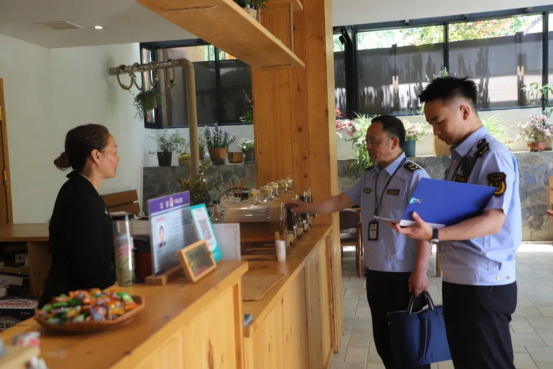 周大虎(中)和李朱迪(右)日常巡查