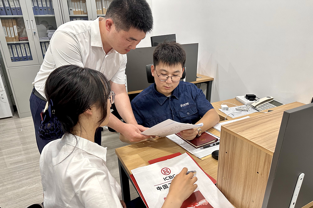 工商银行南堡支行工作人员走进唐山三友集团财务中心开展业务对接 周丽青供图