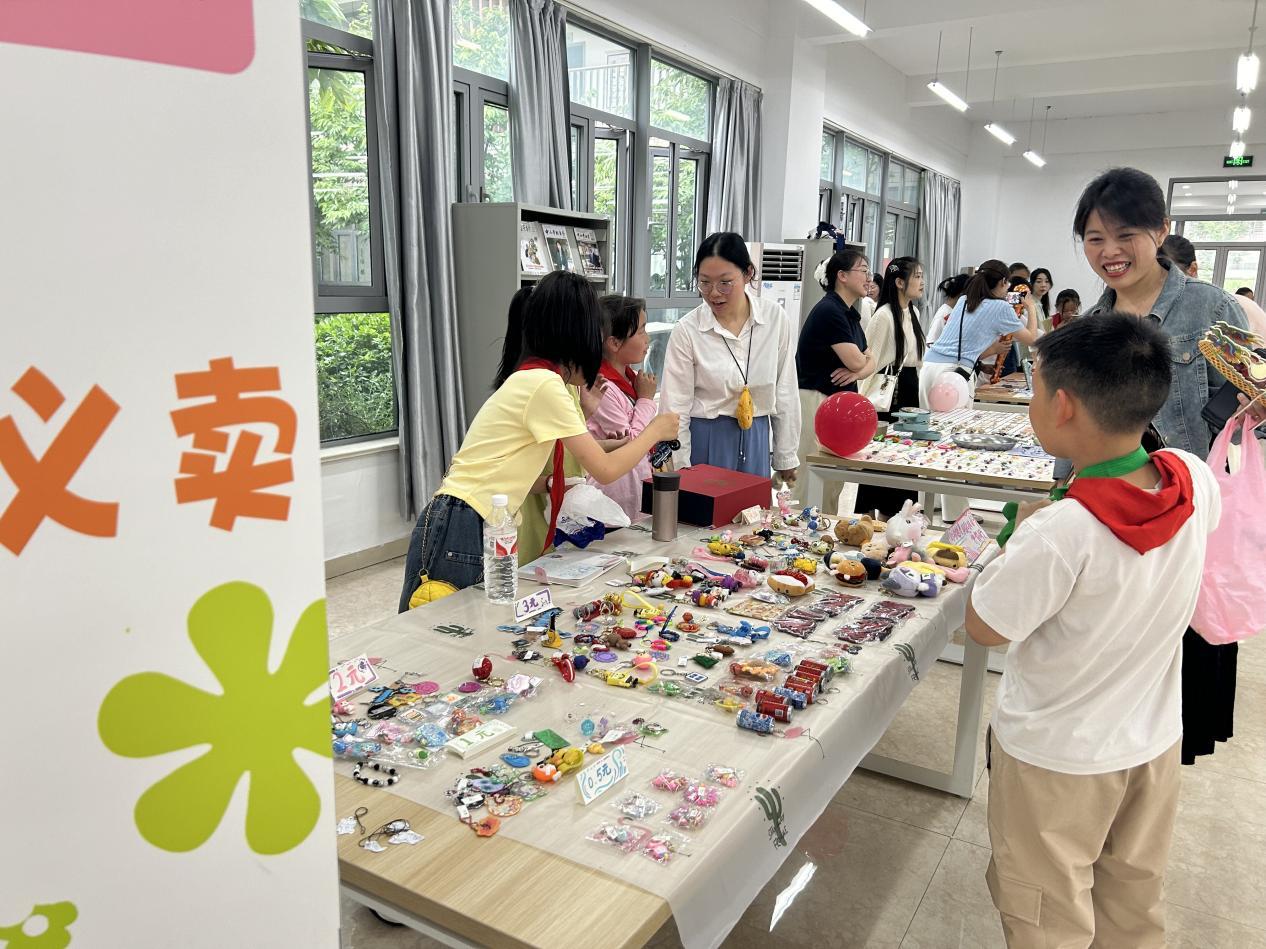 图为城北实验学校举行爱心义卖